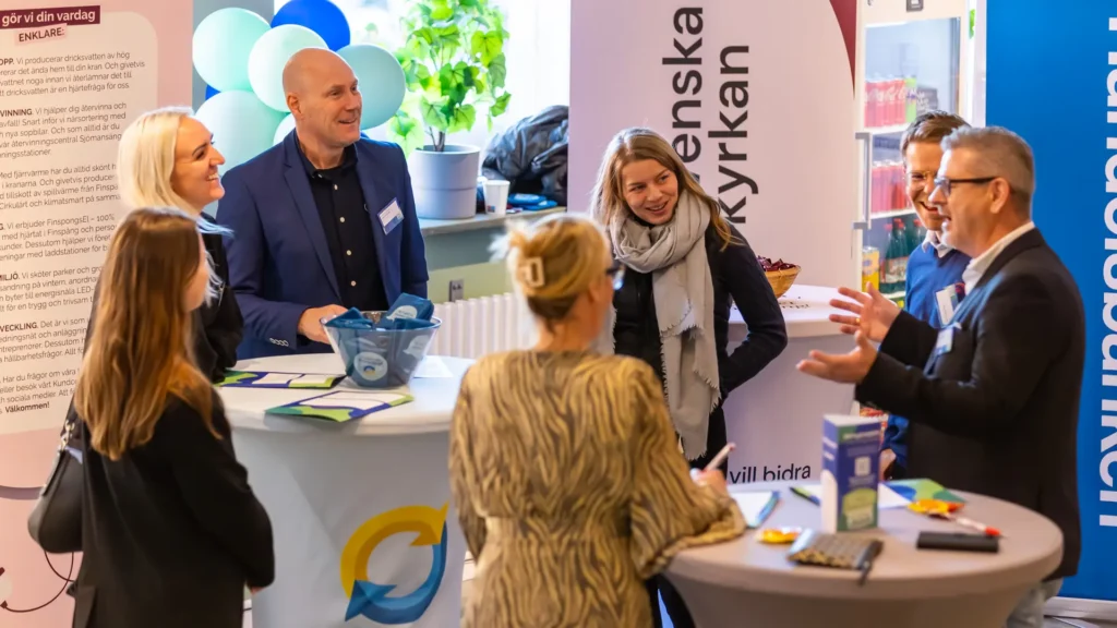 Deltagare samtalar under Stora näringslivsdagen 2025 i Finspång.